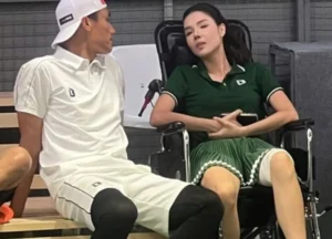Tranh cãi xung quanh Kỳ Hân ngồi xe lăn chơi pickleball sau chấn thương