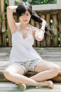 Nữ streamer Bizcuitbeer gây ấn tượng mạnh với thời trang hở bạo và những điệu nhảy nóng bỏng
