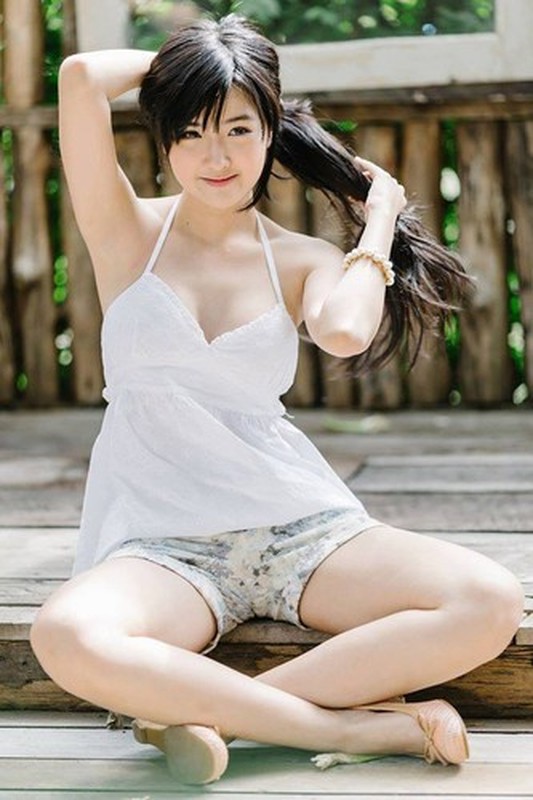 Nữ streamer Bizcuitbeer gây ấn tượng mạnh với thời trang hở bạo và những điệu nhảy nóng bỏng
